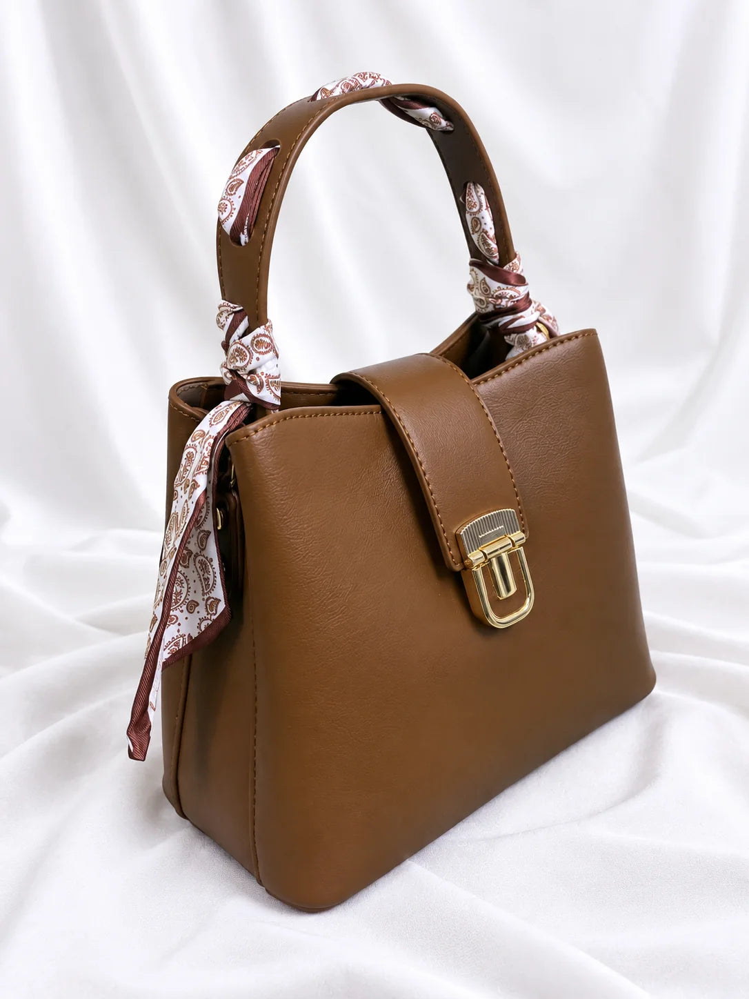 Bolsa Bijou castanho camel com asa e lenço, vista lateral