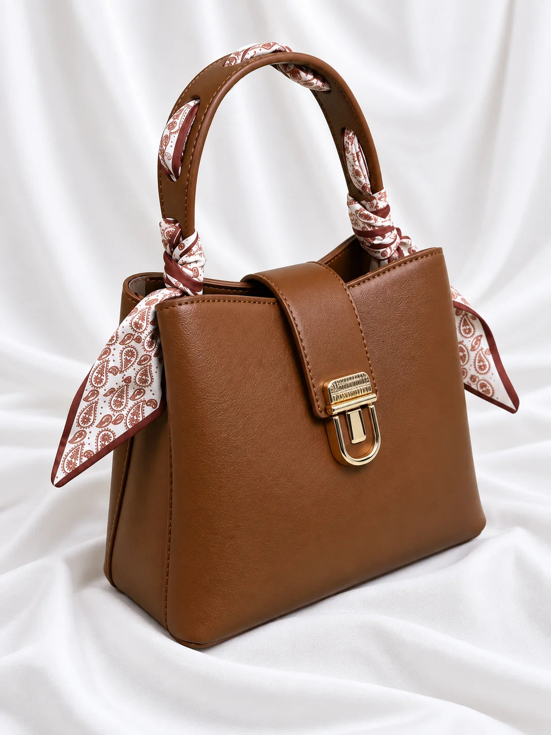 Bolsa Bijou castanho camel com lenço paisley na asa e fecho dourado