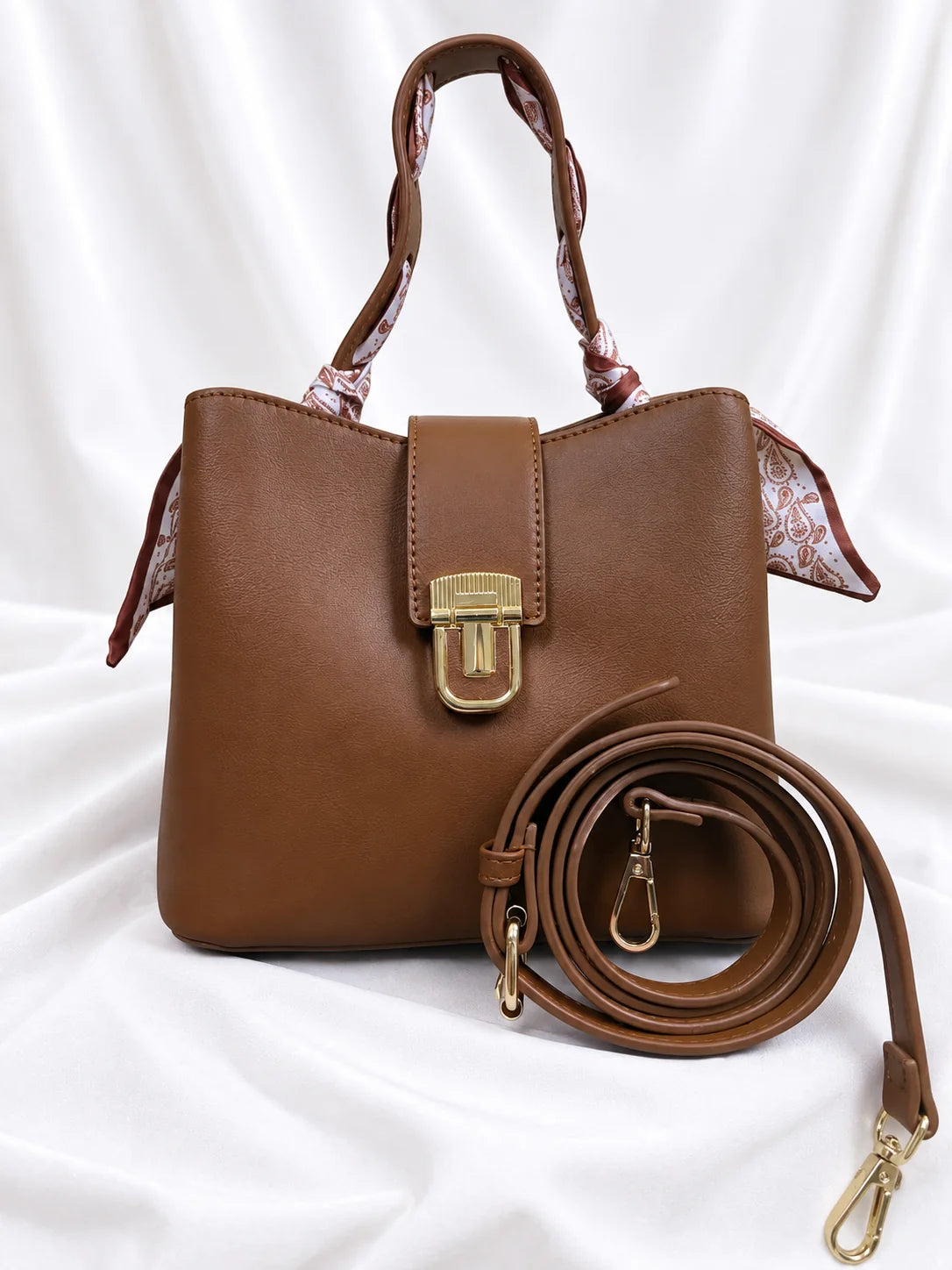 Bolsa Bijou com fecho dourado e alça amovível ao lado