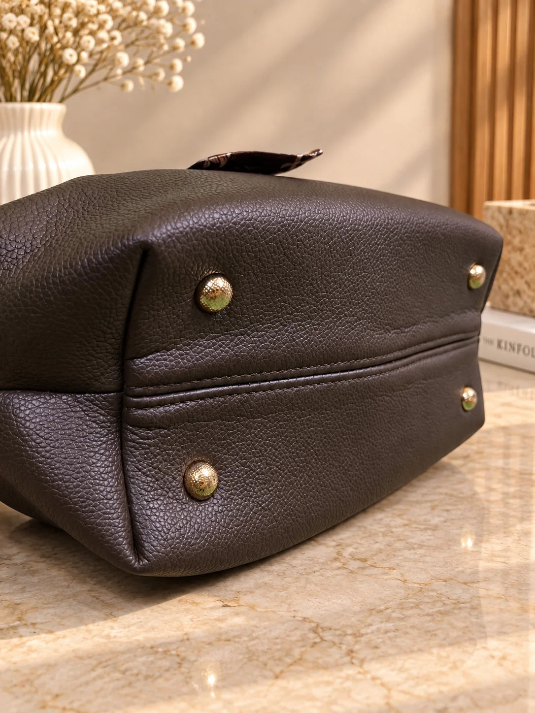 Base da bolsa Éclat castanho escuro com pés metálicos dourados