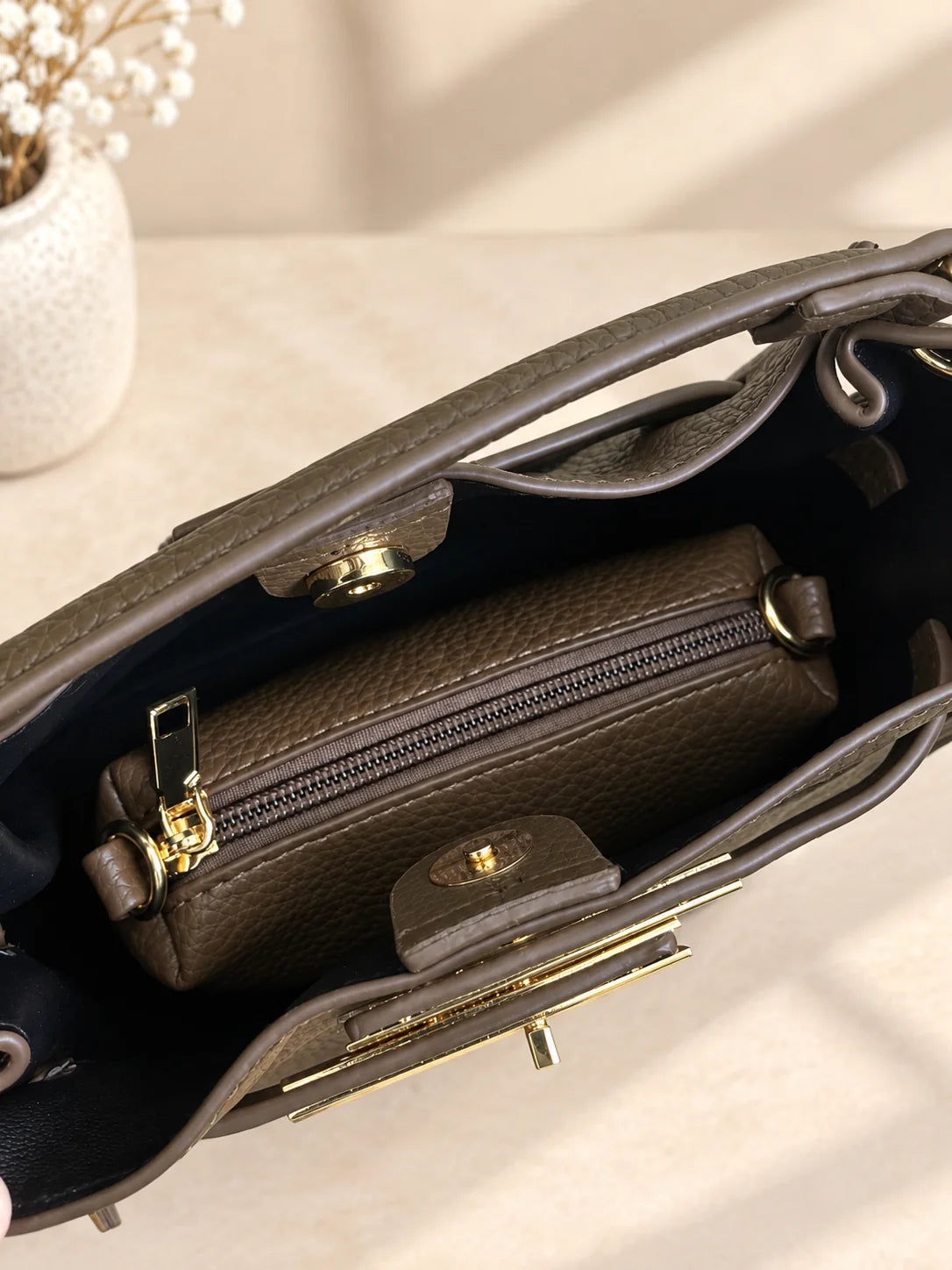 Interior da bolsa Éclat com necessaire de fecho de correr