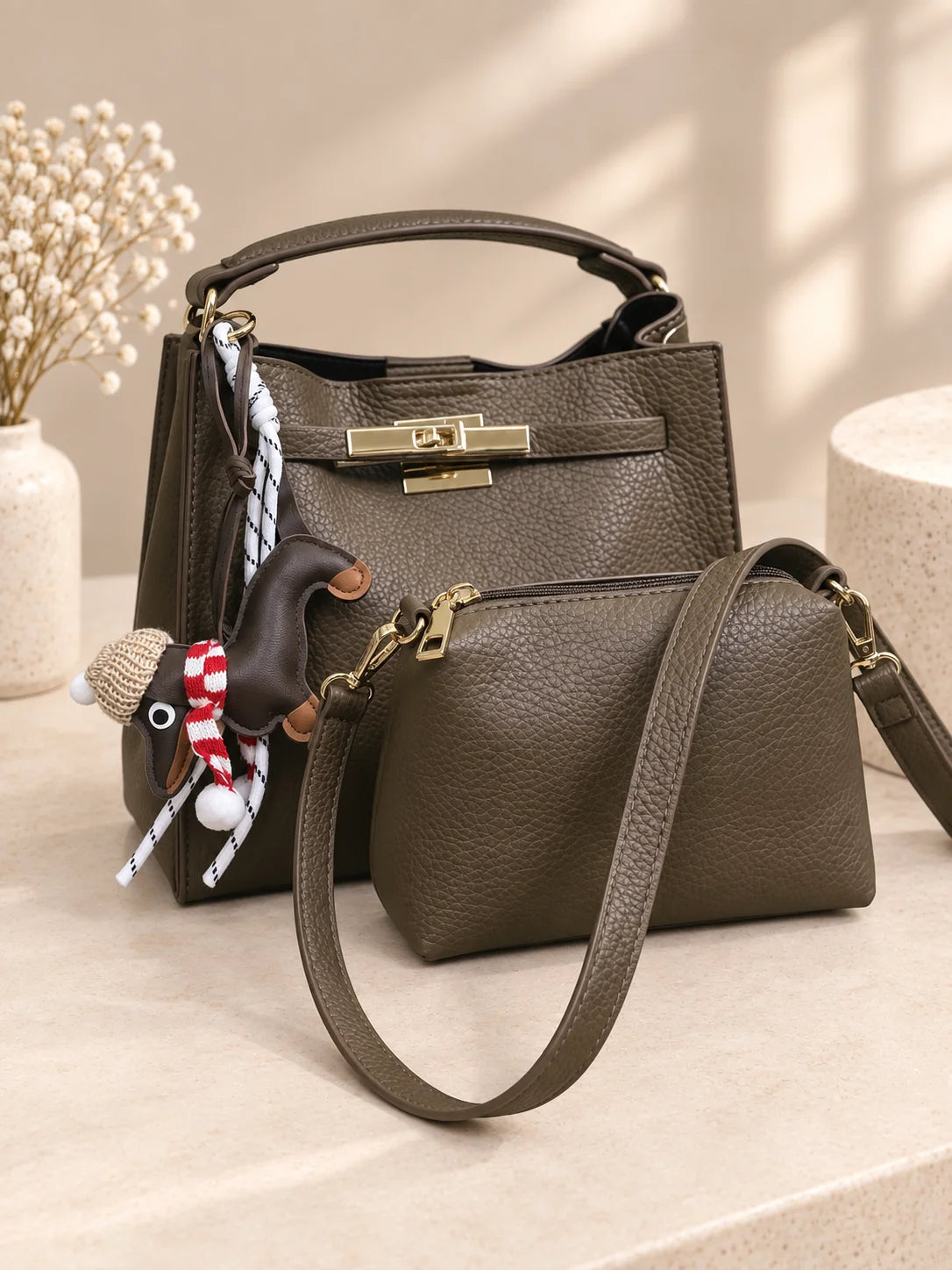 Bolsa Éclat verde azeitona com necessaire e alça de ombro