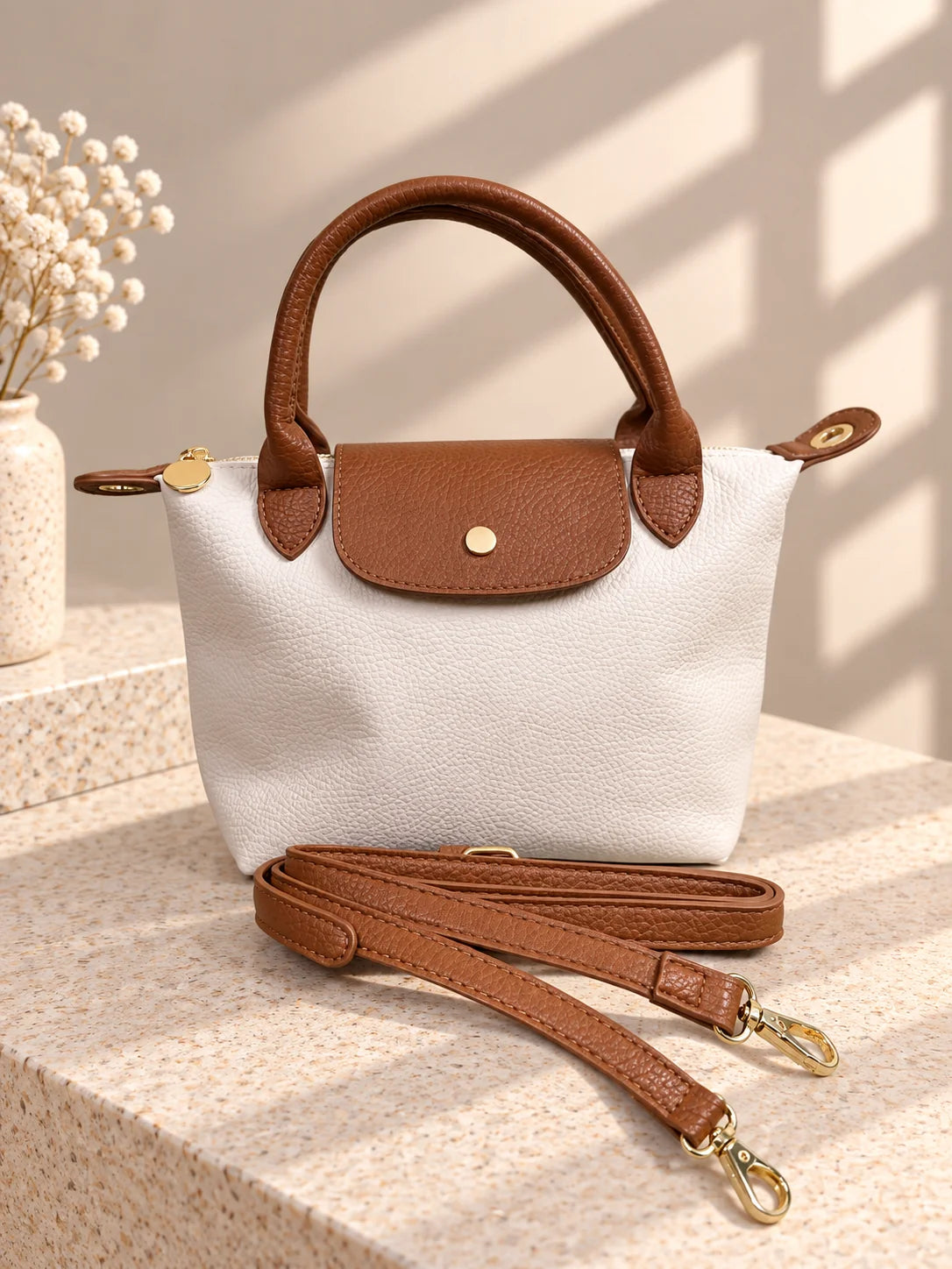 Bolsa Lia branca com alça a tiracolo castanha ao lado