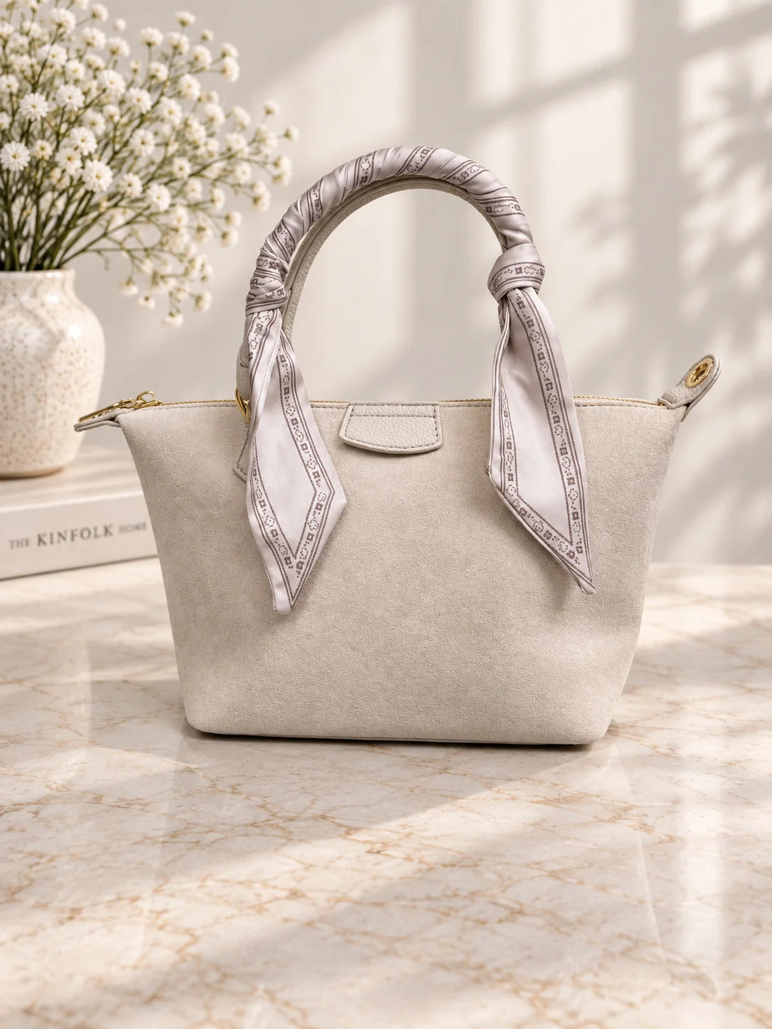 Bolsa Mia bege em camurça com lenço de seda, vista frontal