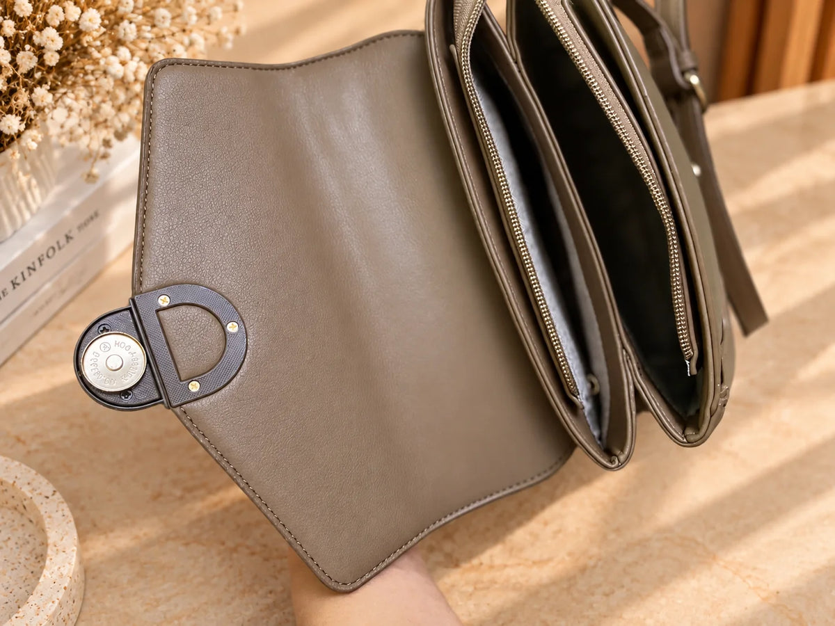 Bolsa Muse com aba aberta a mostrar as divisórias interiores