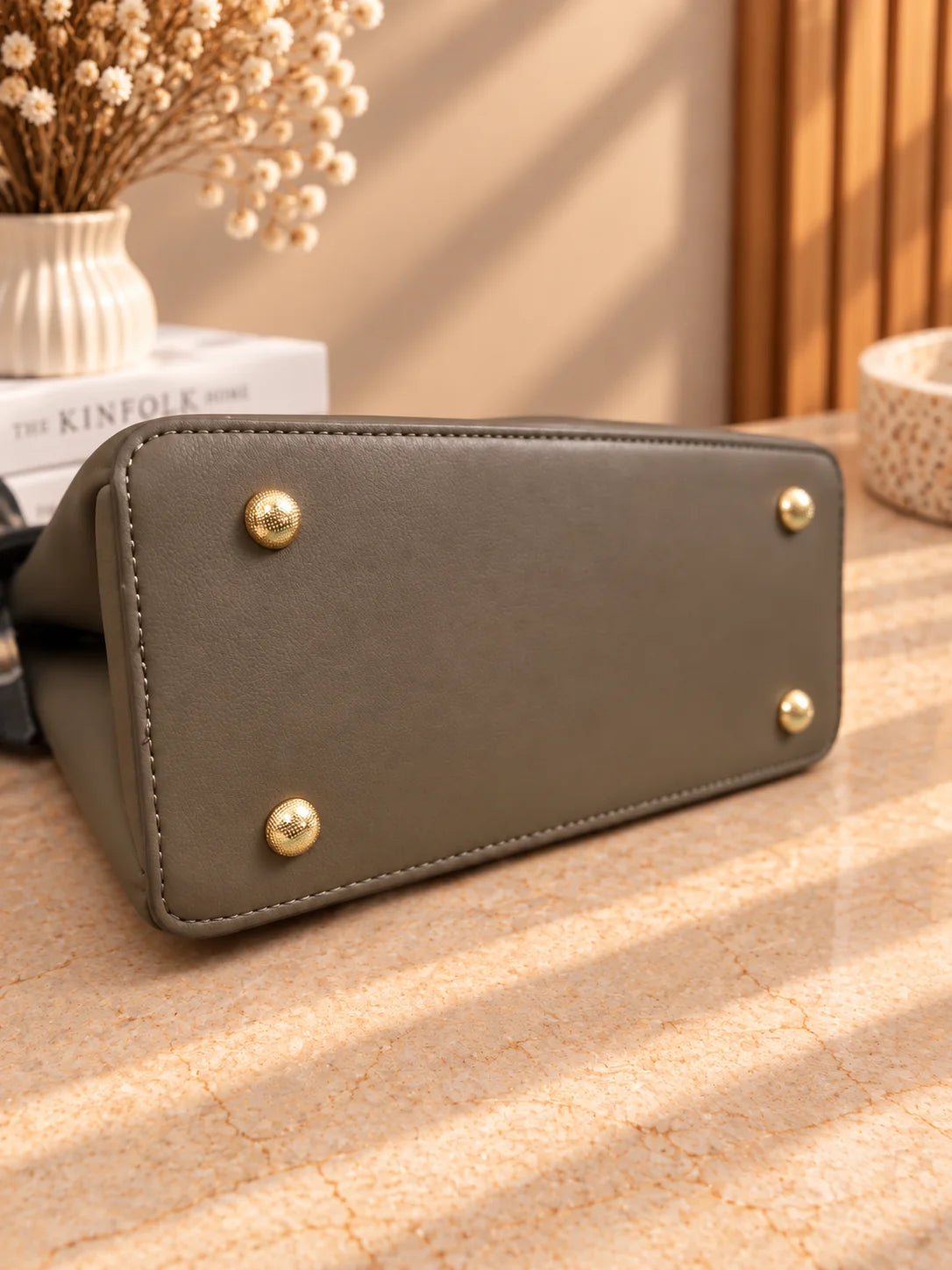 Base da bolsa Muse com quatro pés metálicos dourados
