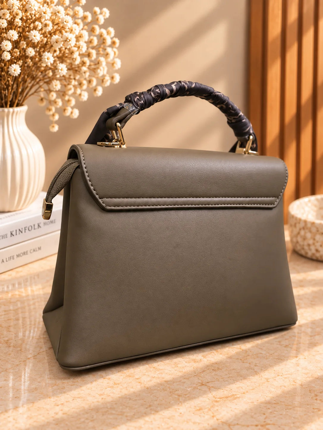 Costas da bolsa Muse verde azeitona com lenço de seda
