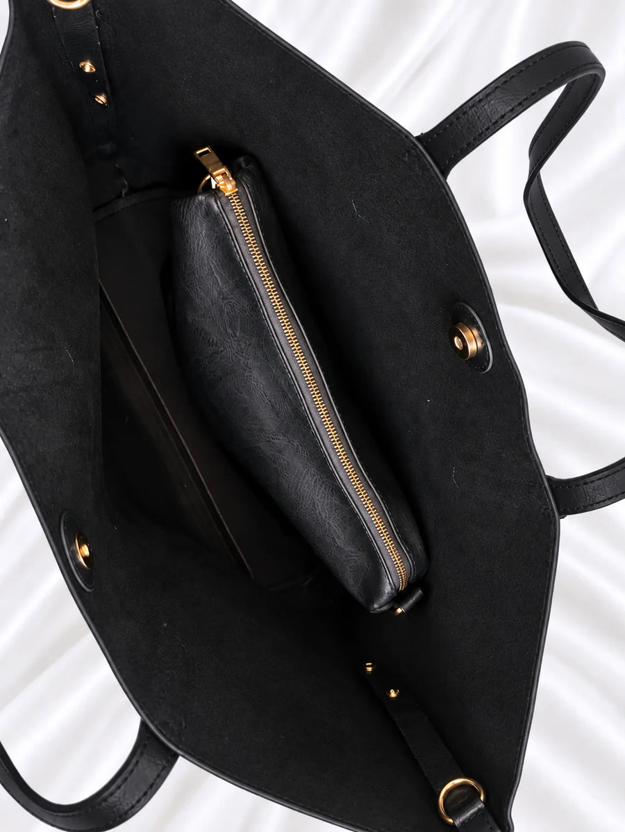 Interior da bolsa Noir preta com bolsa pequena de fecho dourado