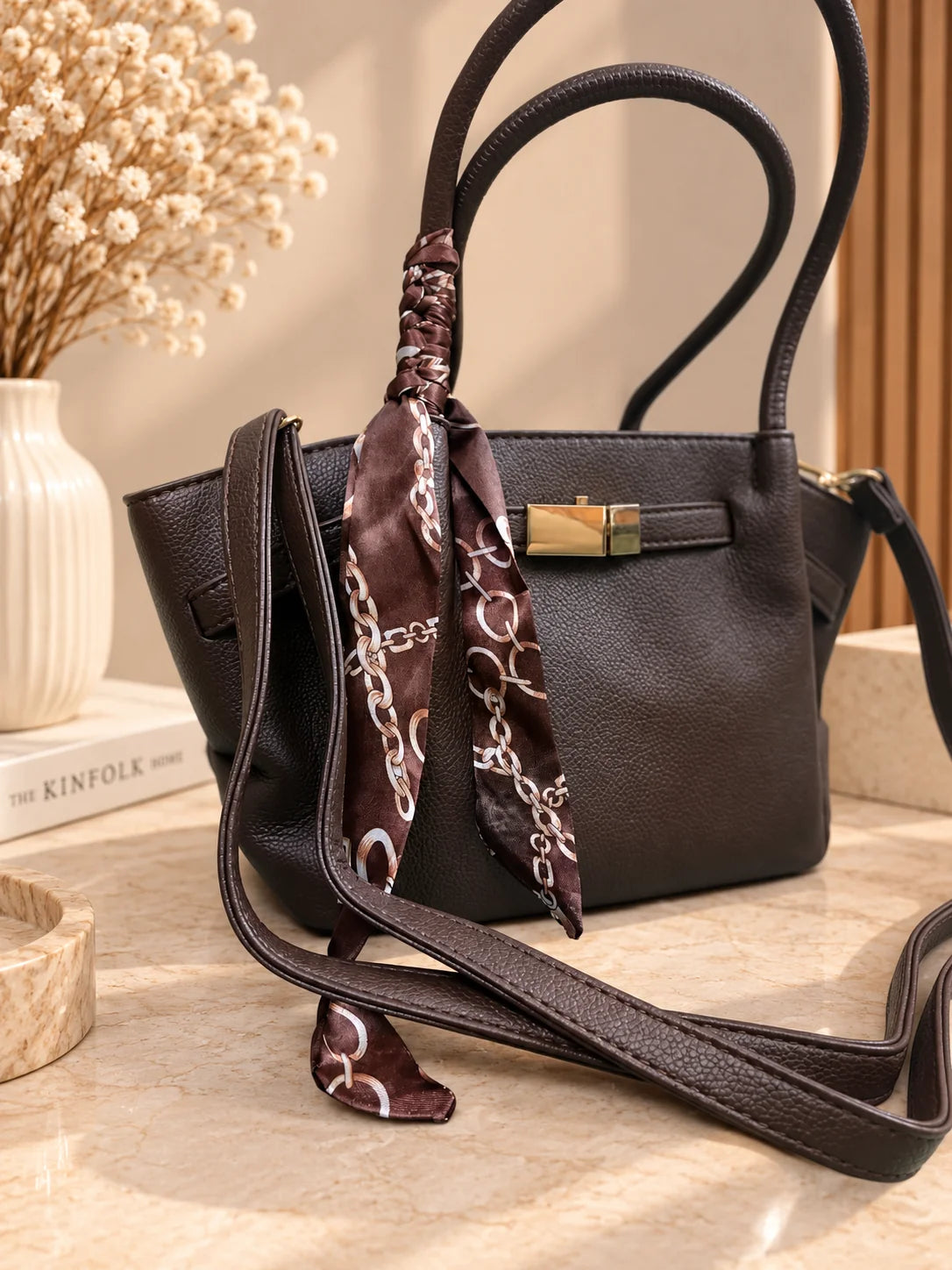 Bolsa Velvet castanho escuro com alça de ombro amovível