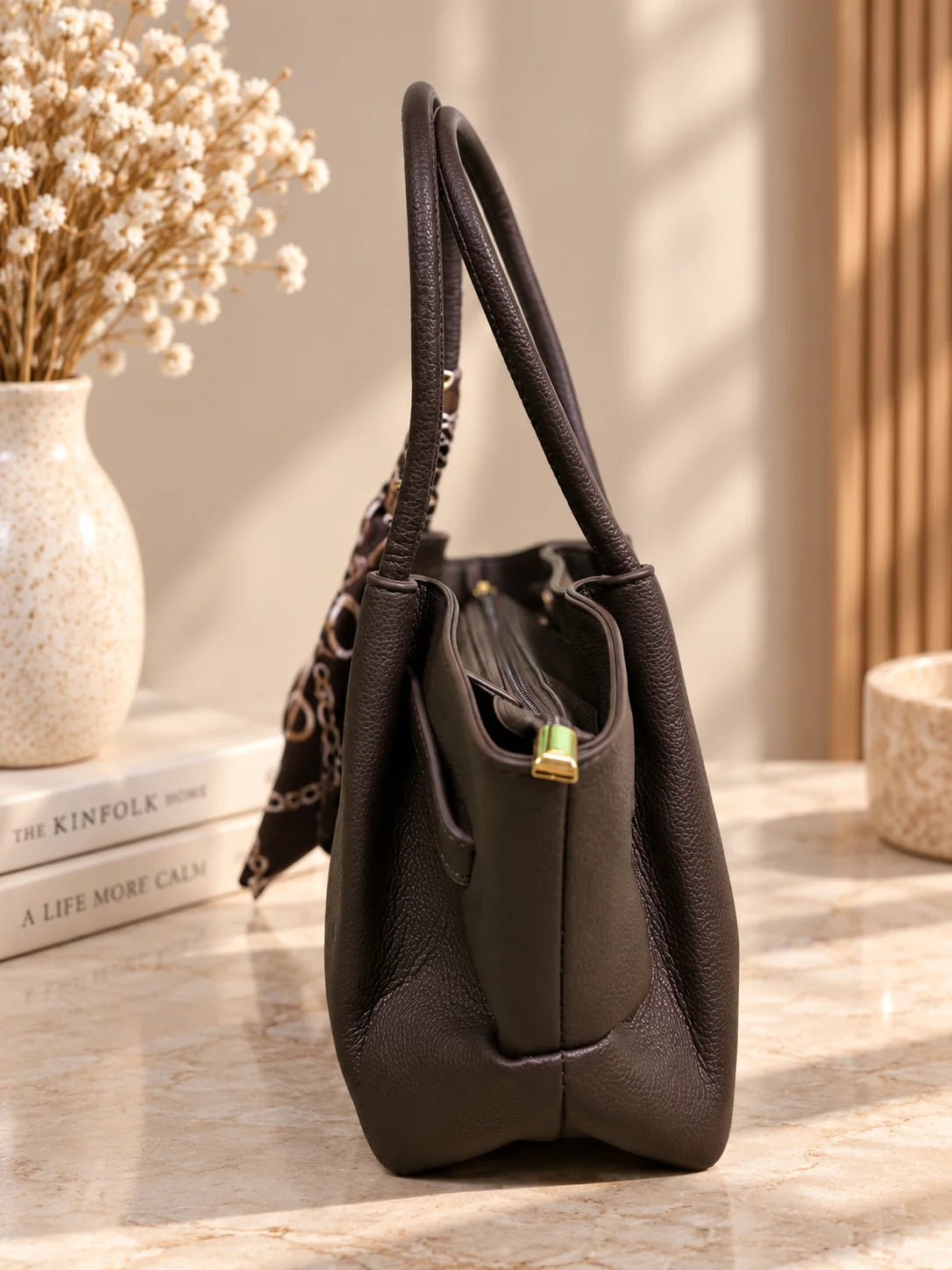 Vista lateral da bolsa Velvet castanho escuro com lenço de seda