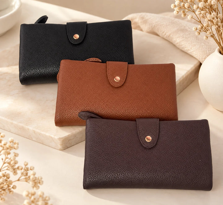 Carteiras de senhora Charm em pele nas cores preto, camel e castanho